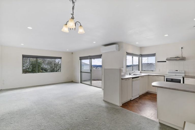 Photo of property in 11 Mannikin Place, Unsworth Heights, Auckland, 0632