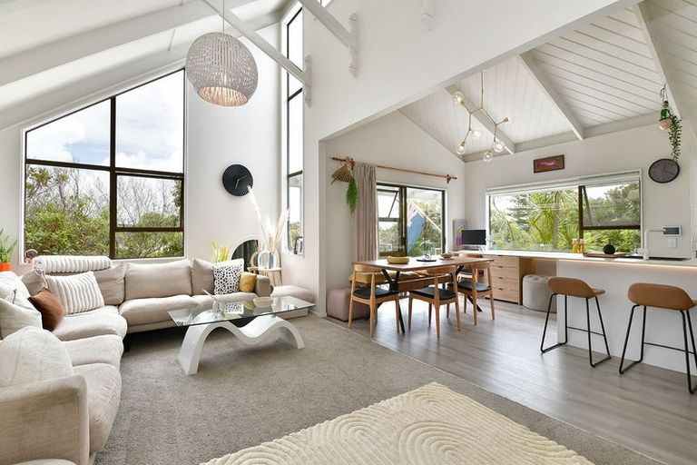 Photo of property in 3 Albert Hall Drive, Red Beach, 0932