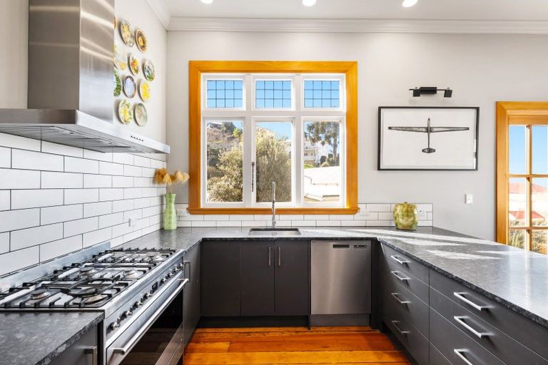 Photo of property in 16 Brewster Street, Bluff Hill, Napier, 4110