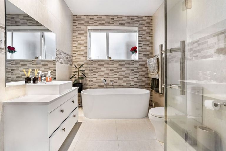 Photo of property in 18 Kahika Grove, Huapai, Kumeu, 0810