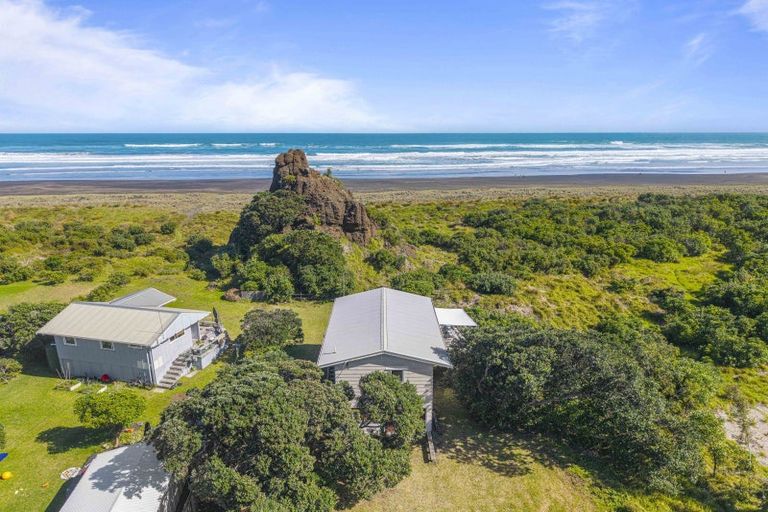 Photo of property in 36 North Piha Road, Piha, 0772
