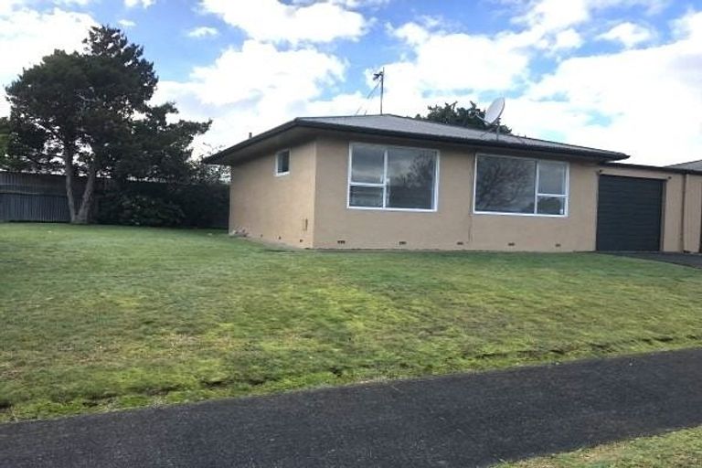 Photo of property in 12-14 Hinau Place, Cloverlea, Palmerston North, 4412