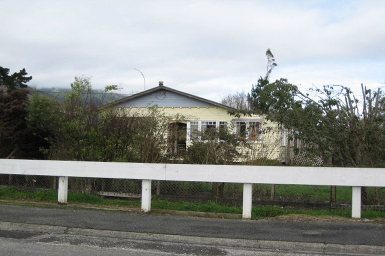 Photo of property in 8 Cromwell Street, Murchison, 7007