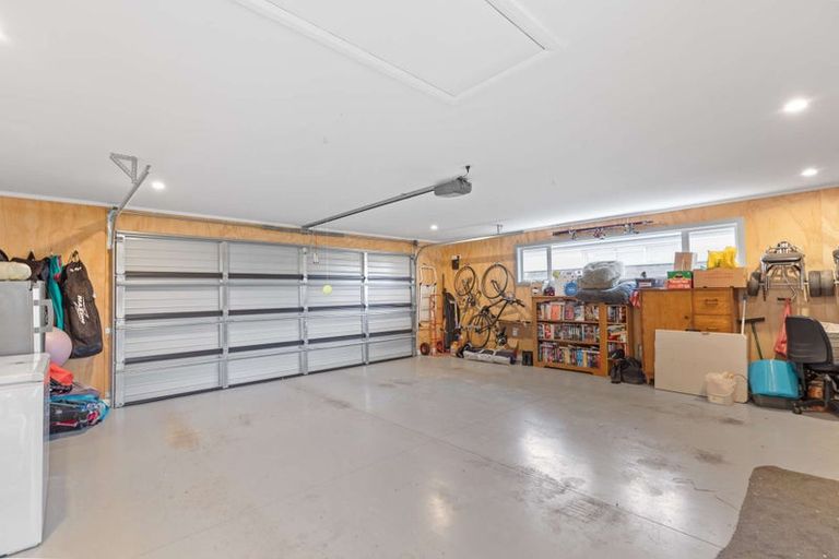 Photo of property in 69 Johnstone Drive, Fitzherbert, Palmerston North, 4410