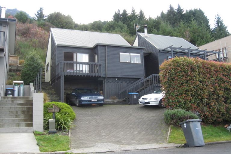 Photo of property in 52 Wynyard Crescent, Fernhill, Queenstown, 9300
