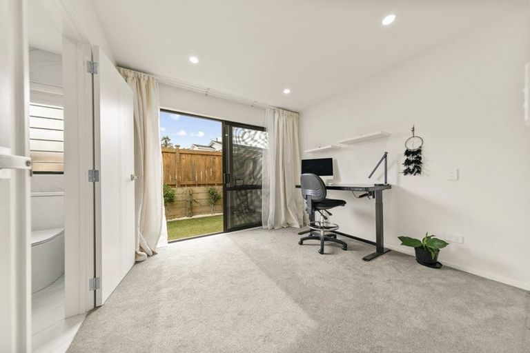 Photo of property in 7/27 Carole Crescent, Pakuranga, Auckland, 2010