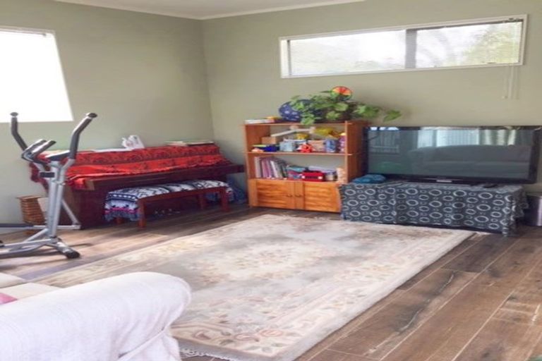 Photo of property in 1 Altair Place, Windsor Park, Auckland, 0632