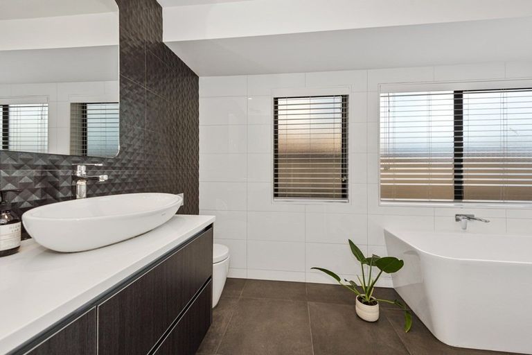 Photo of property in 8 Waiwherowhero Drive, St Andrews, Hamilton, 3200