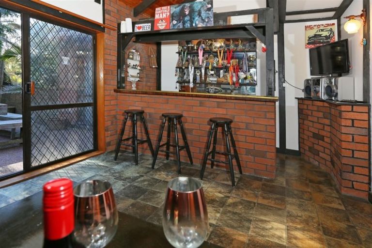 Photo of property in 99 Grassmere Road, Henderson Valley, Auckland, 0612