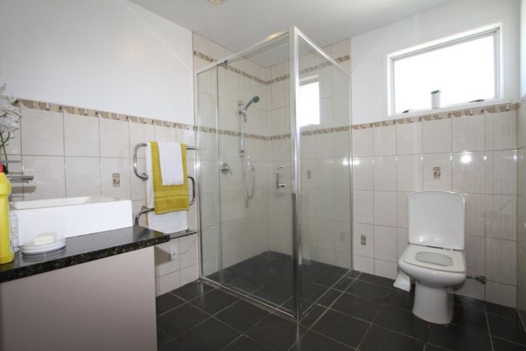 Photo of property in 22 Glennandrew Drive, Half Moon Bay, Auckland, 2012