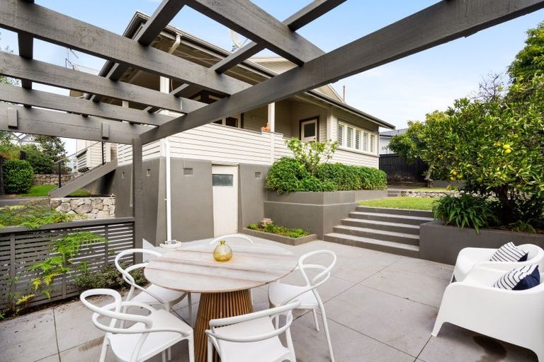 Photo of property in 45 Napier Terrace, Hospital Hill, Napier, 4110