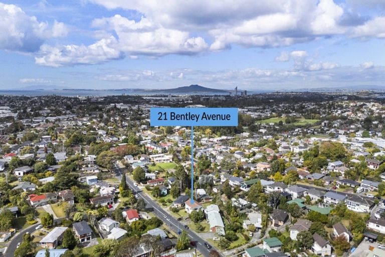 Photo of property in 21 Bentley Avenue, Glenfield, Auckland, 0629