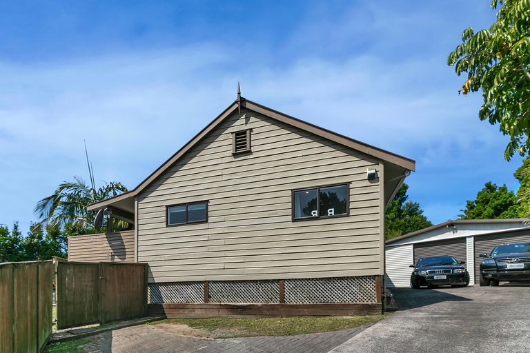 Photo of property in 24 Claverdon Drive, Massey, Auckland, 0614