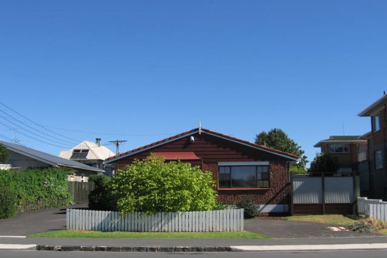 Photo of property in 1/60 Kitchener Road, Milford, Auckland, 0620