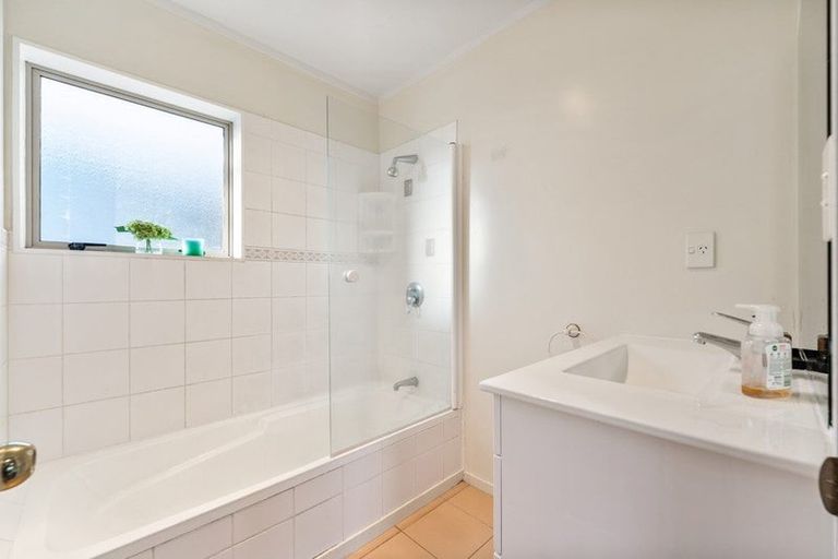 Photo of property in 28 Ginders Drive, Massey, Auckland, 0614