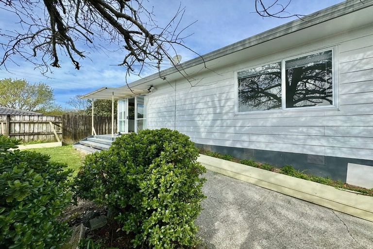 Photo of property in 1/6 Kirklow Place, Goodwood Heights, Auckland, 2105