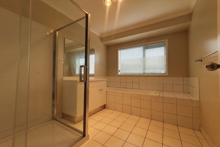 Photo of property in 14 Glenveagh Park Drive, Weymouth, Auckland, 2103