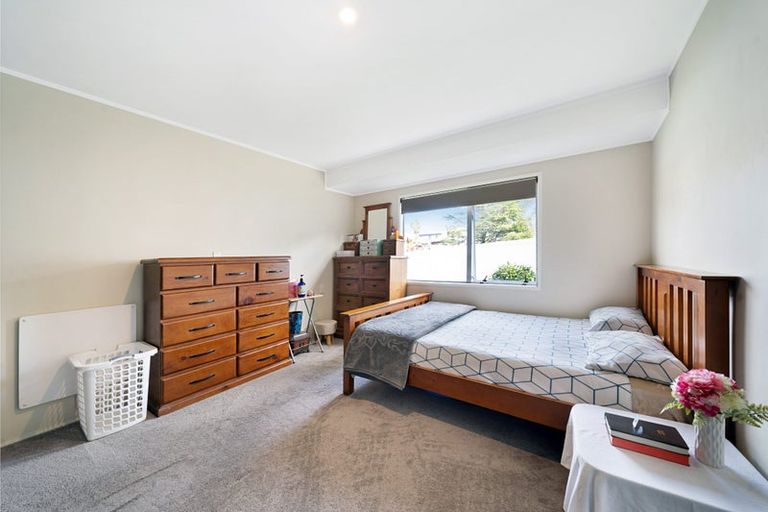 Photo of property in 1 Riesling Place, Henderson, Auckland, 0612