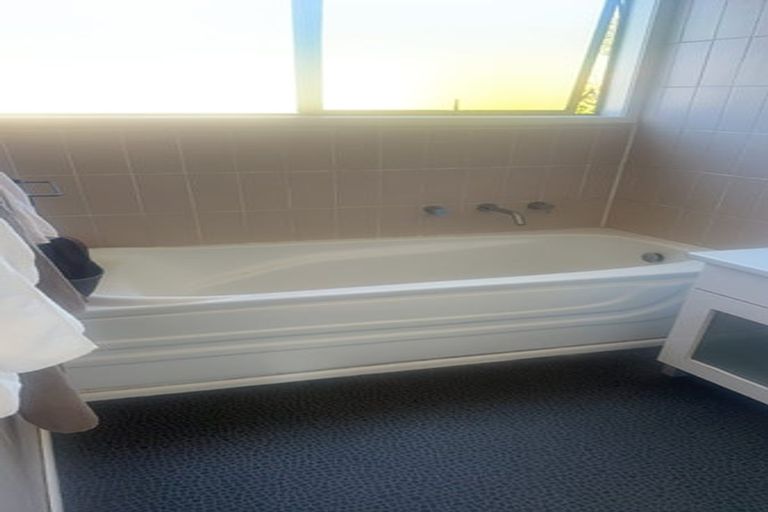 Photo of property in 22 Jenanne Place, Totara Vale, Auckland, 0629