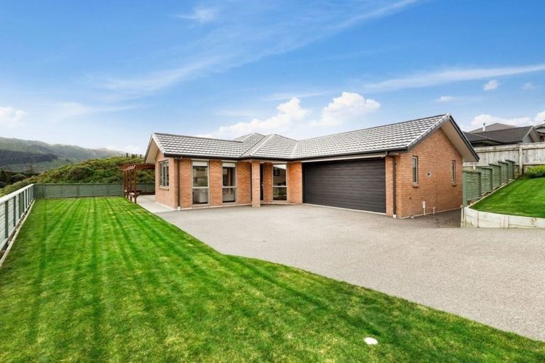 Photo of property in 20 Mervyn Kemp Drive, Tawa, Wellington, 5028