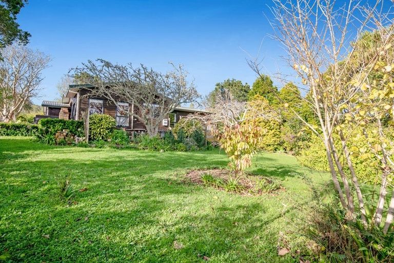 Photo of property in 2 Hand Road, Helensville, 0800