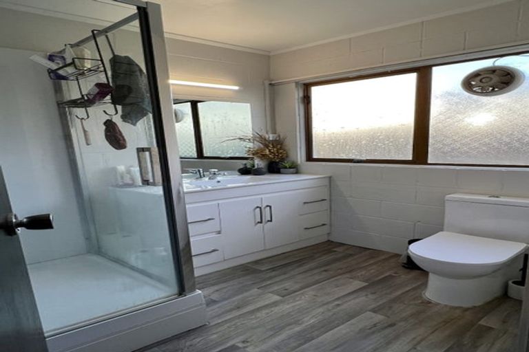 Photo of property in 24 The Esplanade, Eastern Beach, Auckland, 2012