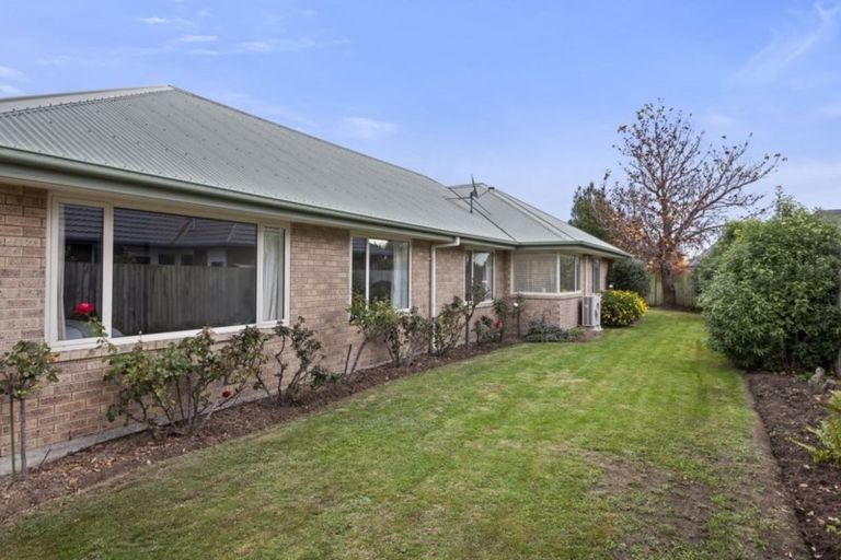 Photo of property in 19 Thornwood Place, Redwood, Christchurch, 8051