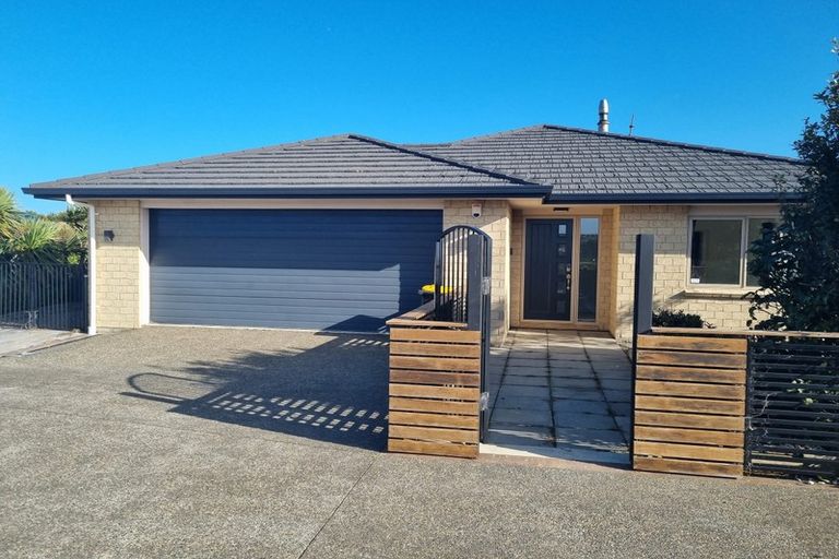 Photo of property in 15 Epic Way, Newlands, Wellington, 6037