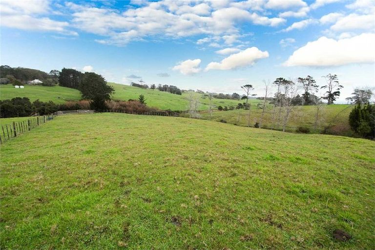 Photo of property in 141 Tawa Road, Kumeu, 0891