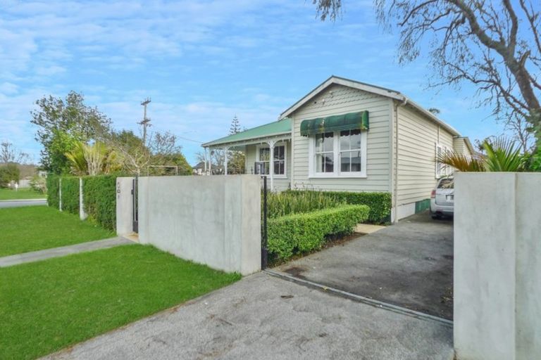 Photo of property in 24 Graham Avenue, Te Atatu Peninsula, Auckland, 0610