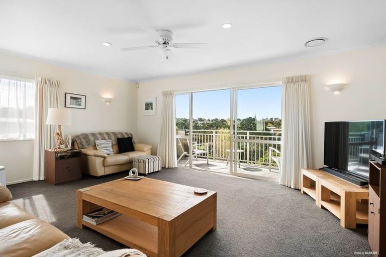 Photo of property in 1/8 Mcquoid Place, Glenfield, Auckland, 0629