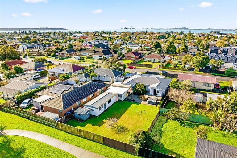 Photo of property in 4 Rixon Place, Te Atatu Peninsula, Auckland, 0610