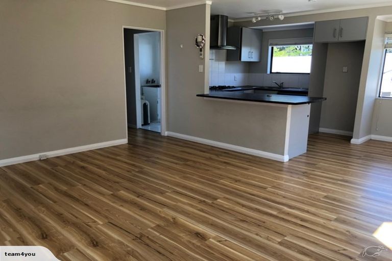 Photo of property in 2/95 Hobsonville Road, West Harbour, Auckland, 0618