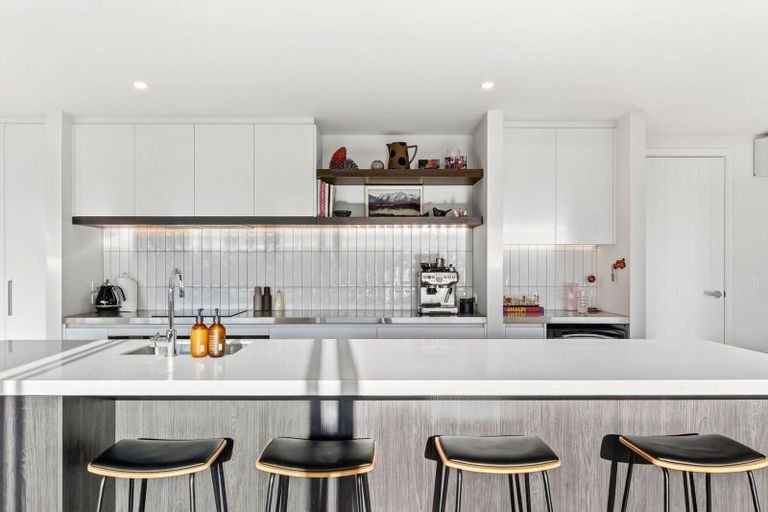 Photo of property in 33 Kirimoko Crescent, Wanaka, 9305