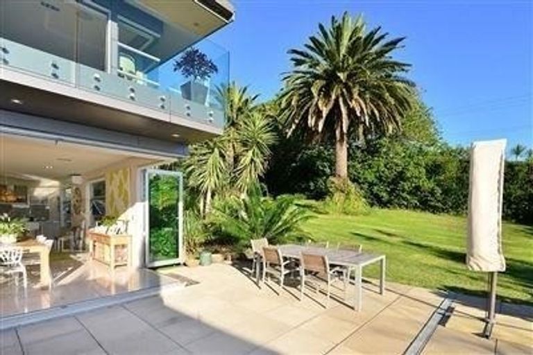 Photo of property in 42a Tindalls Bay Road, Tindalls Beach, Whangaparaoa, 0930