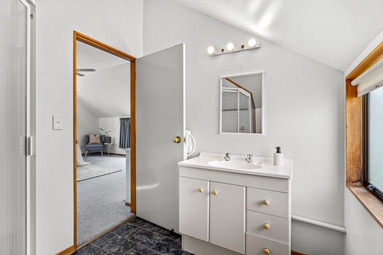 Photo of property in 28 Pohutukawa Avenue, Red Beach, 0932