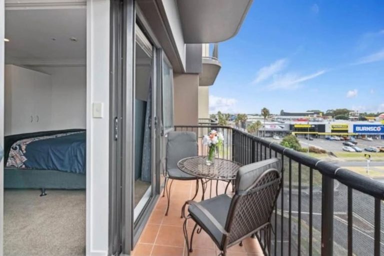 Photo of property in The Rennaissance, 5j/18 Ronwood Avenue, Manukau, Auckland, 2104
