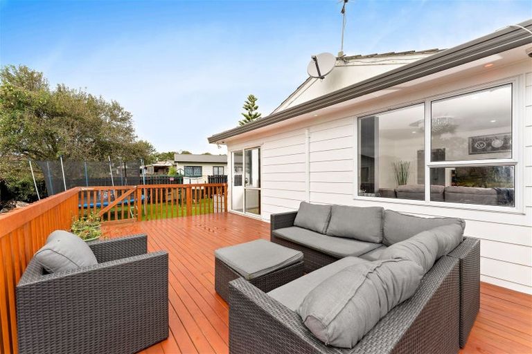 Photo of property in 2/13 Etherton Drive, Weymouth, Auckland, 2103