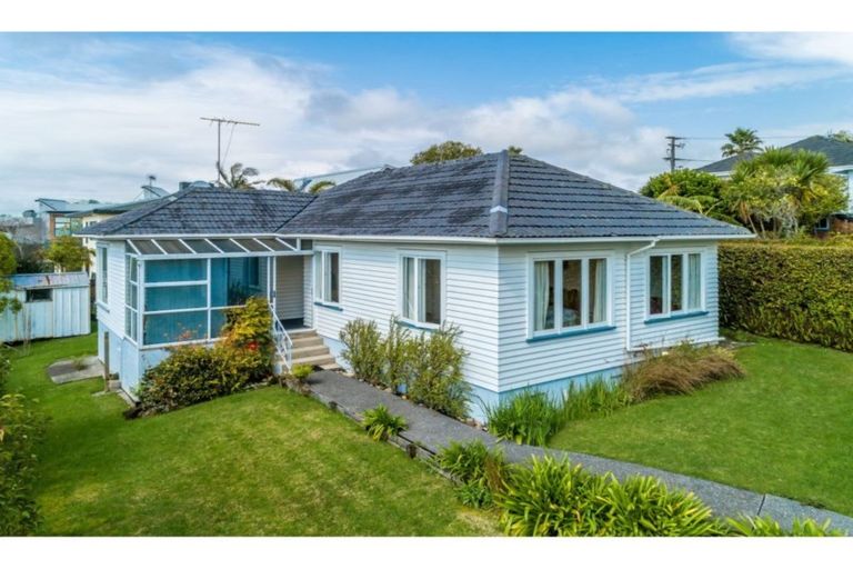 Photo of property in 62 Ocean View Road, Northcote, Auckland, 0627
