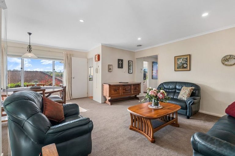 Photo of property in 31 Gillett Place, Botany Downs, Auckland, 2014