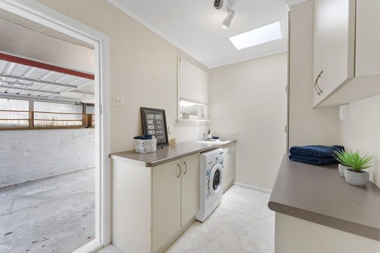 Photo of property in 335f Devon Street West, New Plymouth, 4310