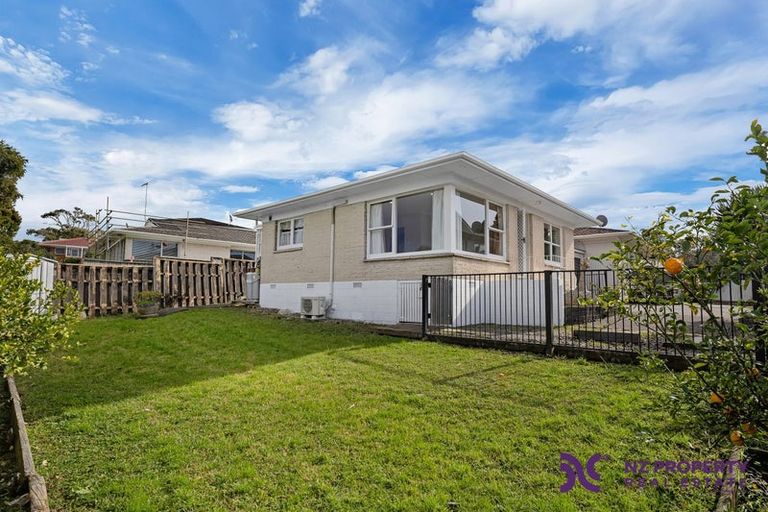 Photo of property in 2/17 Jenelin Road, Glendene, Auckland, 0602