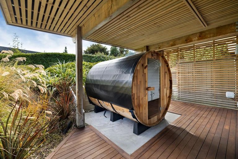 Photo of property in 23 Cedar Drive, Kelvin Heights, Queenstown, 9300