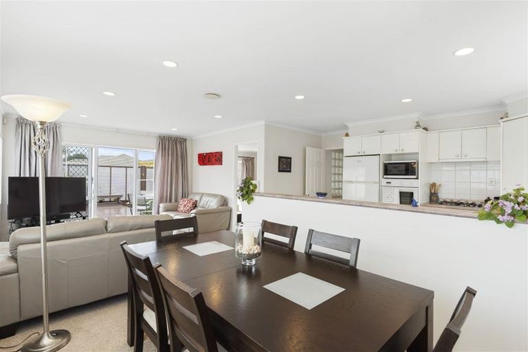 Photo of property in 6 Corta Bella Place, Golflands, Auckland, 2013