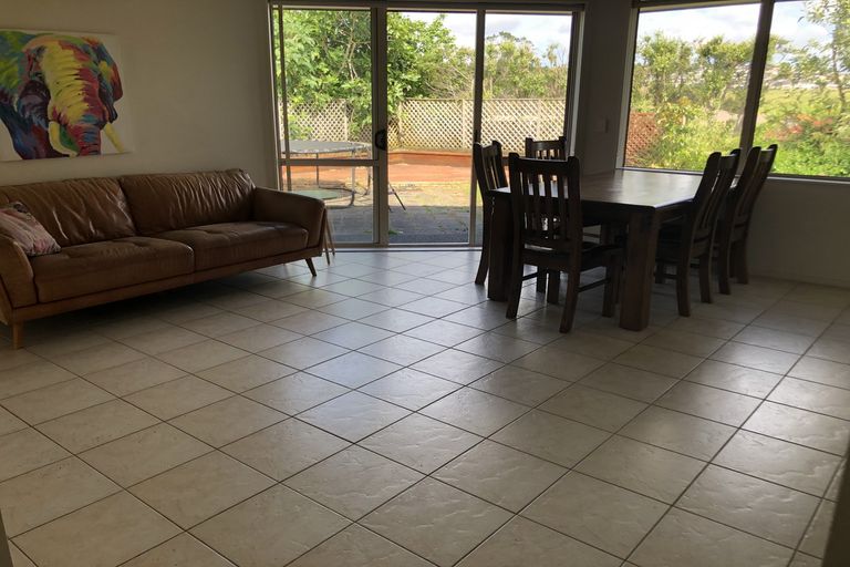 Photo of property in 8 Parkcrest Drive, Henderson, Auckland, 0612