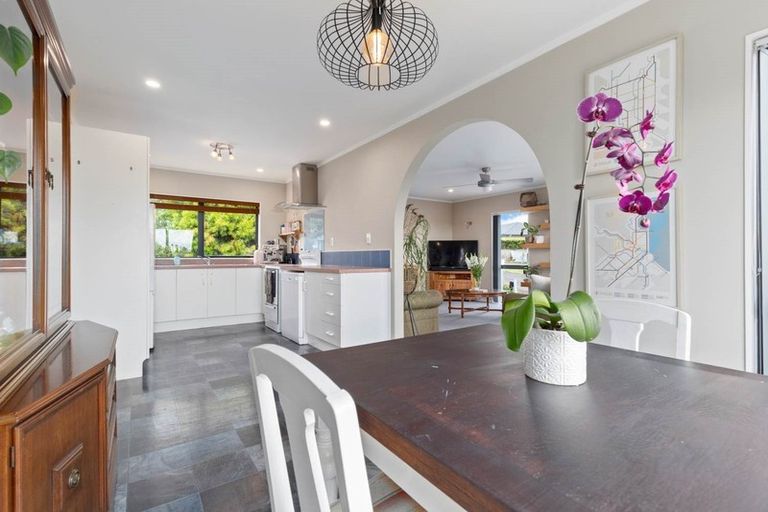 Photo of property in 90 Collingwood Road, Waiuku, 2123