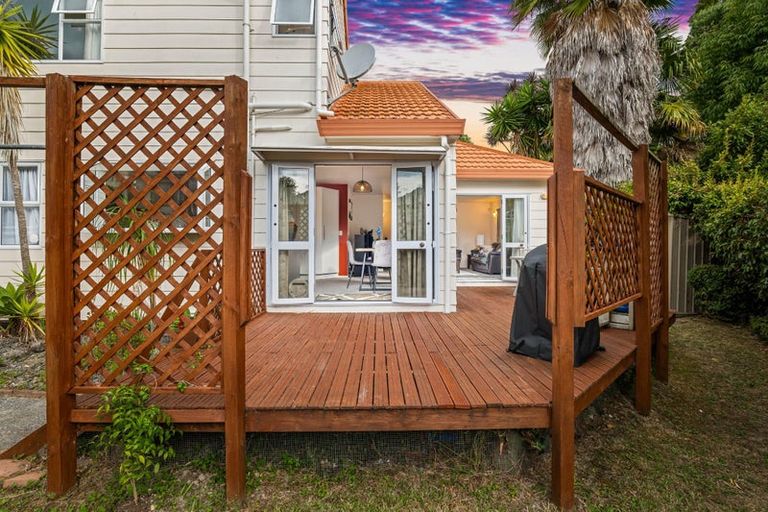 Photo of property in 2/26 Beaudine Avenue, Glenfield, Auckland, 0629