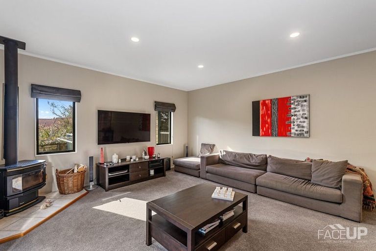 Photo of property in 18 Rosetti Rise, West Harbour, Auckland, 0618