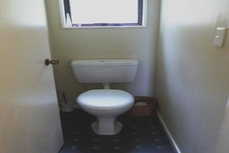 Photo of property in 25 Fernhaven Grove, Newlands, Wellington, 6037