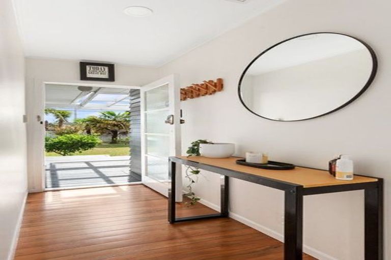 Photo of property in 10 Edgerton Road, Te Atatu Peninsula, Auckland, 0610